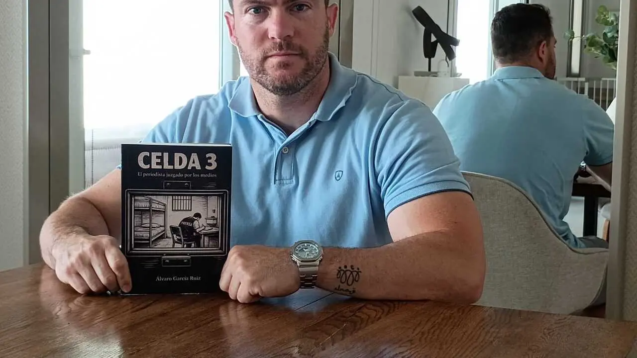 &Aacute;lvaro Garc&iacute;a Ruiz con su libro 'Celda 3: el periodista juzgado por los medios'.