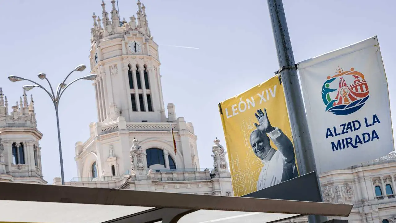 Contin&uacute;an los preparativos para la visita del Papa, en la plaza de Cibeles, a 28 de mayo de 2026, en Madrid (Espa&ntilde;a).