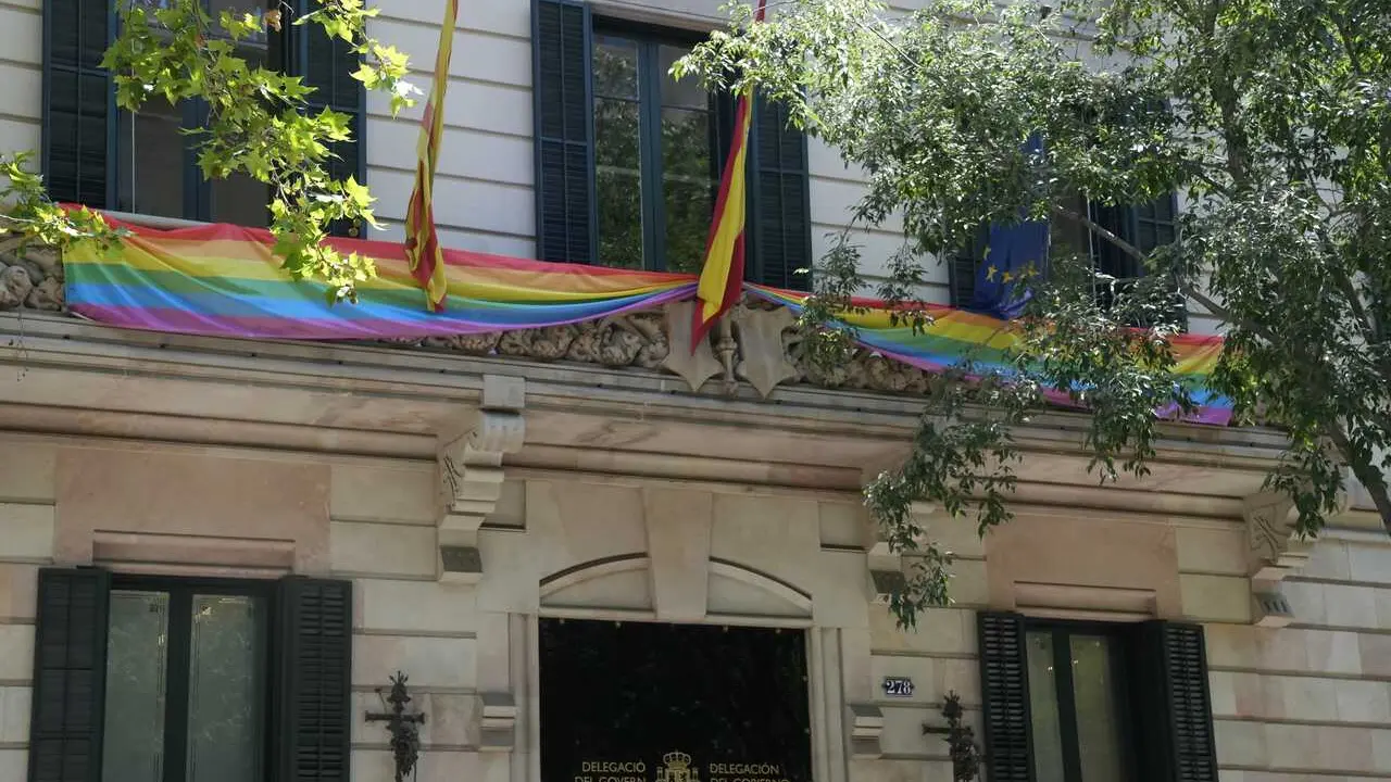 Archivo - La bandera LGTBIQ+ cuelga en el balc&oacute;n de la Delegaci&oacute;n del Gobierno en Catalunya, a 27 de junio de 2025, en Barcelona, Catalu&ntilde;a (Espa&ntilde;a).