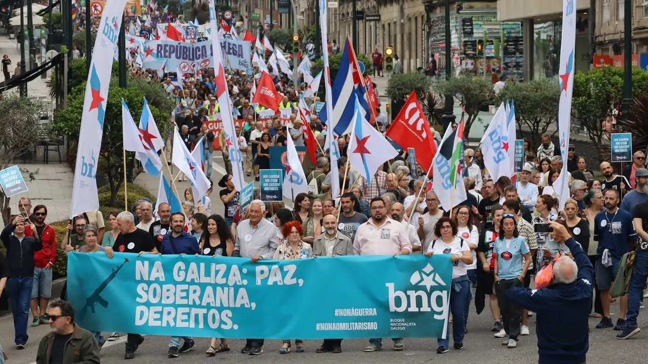 El BNG participa en la manifestaci&oacute;n en rechazo al desfile por el D&iacute;a de las Fuerzas Armadas, celebrada en Vigo a la misma hora, a 30 de mayo de 2026.