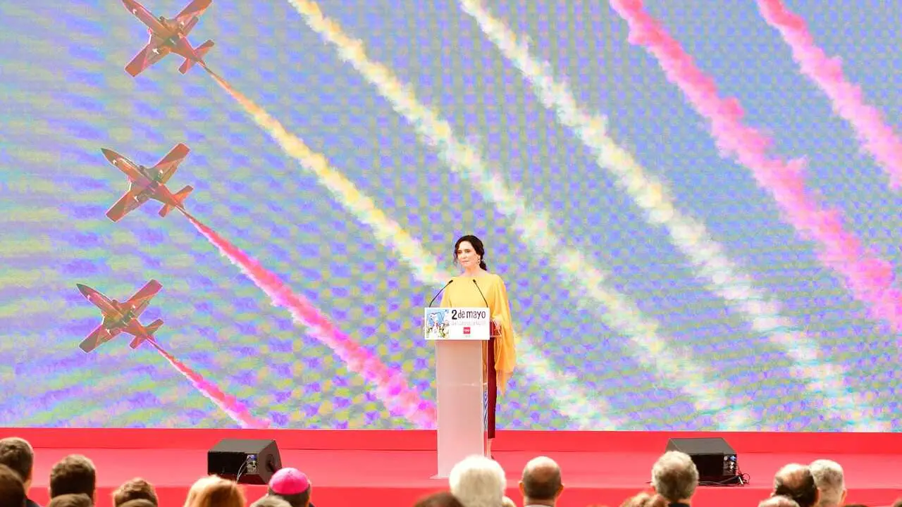 Archivo - La presidenta de la Comunidad de Madrid, Isabel D&iacute;az Ayuso durante la entrega de las Grandes Cruces de la Orden del Dos de Mayo, en la Puerta del Sol de Madrid, a 2 de mayo de 2025, en Madrid (Espa&ntilde;a). 