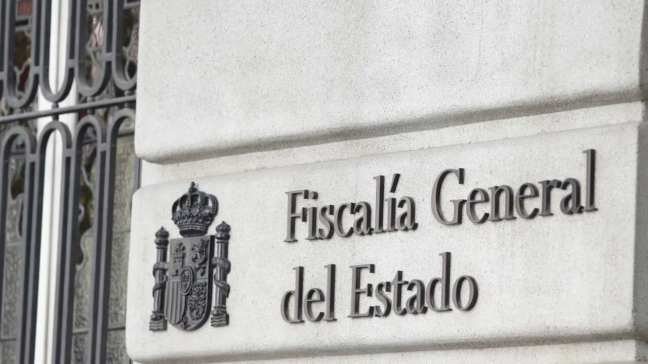 Archivo - Cartel en la fachada del edificio de la Fiscal&iacute;a General del Estado.