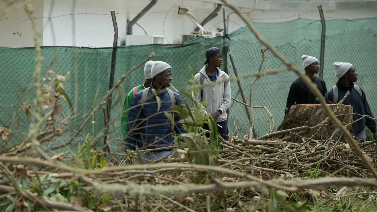 Migrantes en el exterior del centro de acogida de La Ra&iacute;ces, en Tenerife