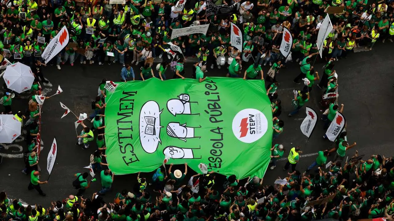 Una imagen de la masiva manifestaci&oacute;n de profesores en Val&egrave;ncia cierra la primera semana de huelga indefinida en la Comunitat Valenciana