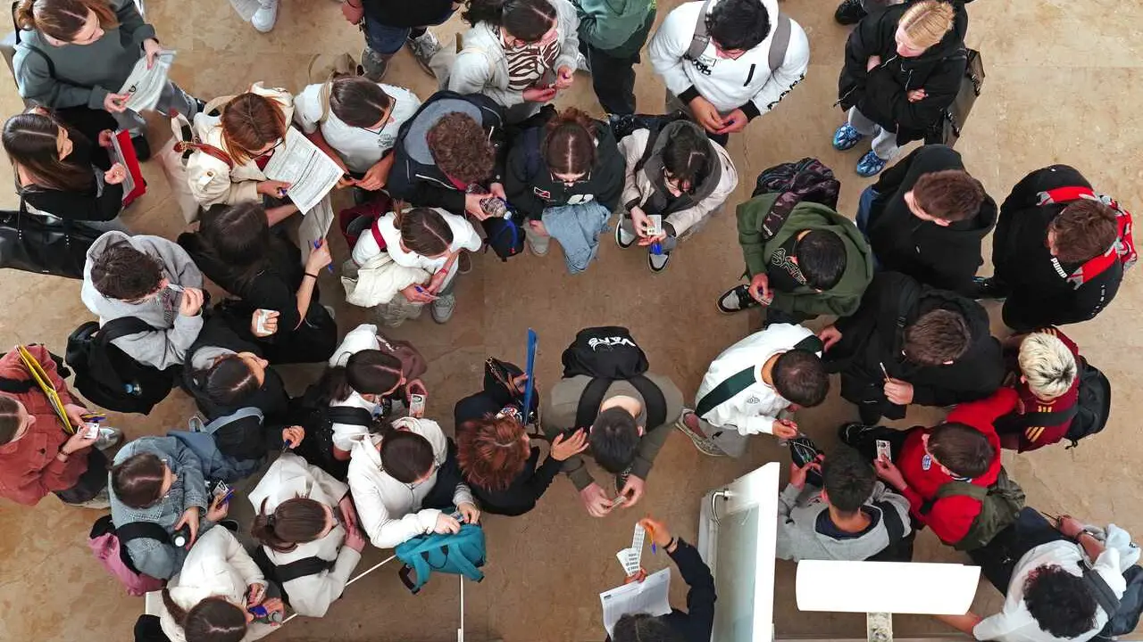 Archivo - Alumnos durante un examen de Selectividad 