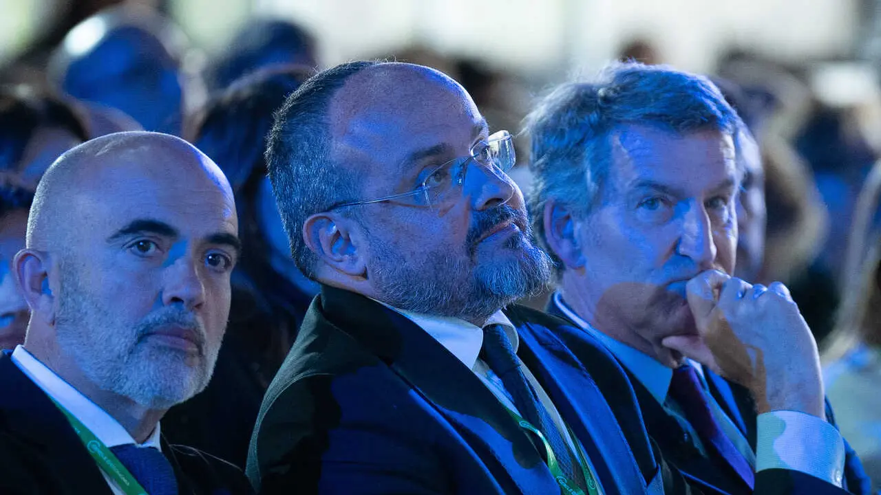 Archivo - El presidente del Partido Popular, Alberto N&uacute;&ntilde;ez Feij&oacute;o, y El presidente del PP de Catalu&ntilde;a, Alejandro Fern&aacute;ndez, durante a la 40 Reuni&oacute; Cercle d'Economia, en el Palau de Congresos de Catalu&ntilde;a, a 6 de mayo de 2025, en Madrid (Espa&ntilde;a). 