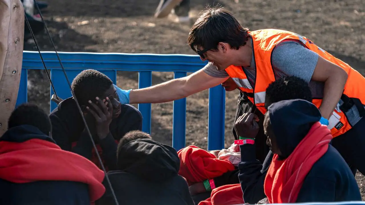 Archivo - Varios migrantes atendidos a su llegada al Centro de Acogida Temporal de Extranjeros (CATE) de San Andr&eacute;s en el Hierro