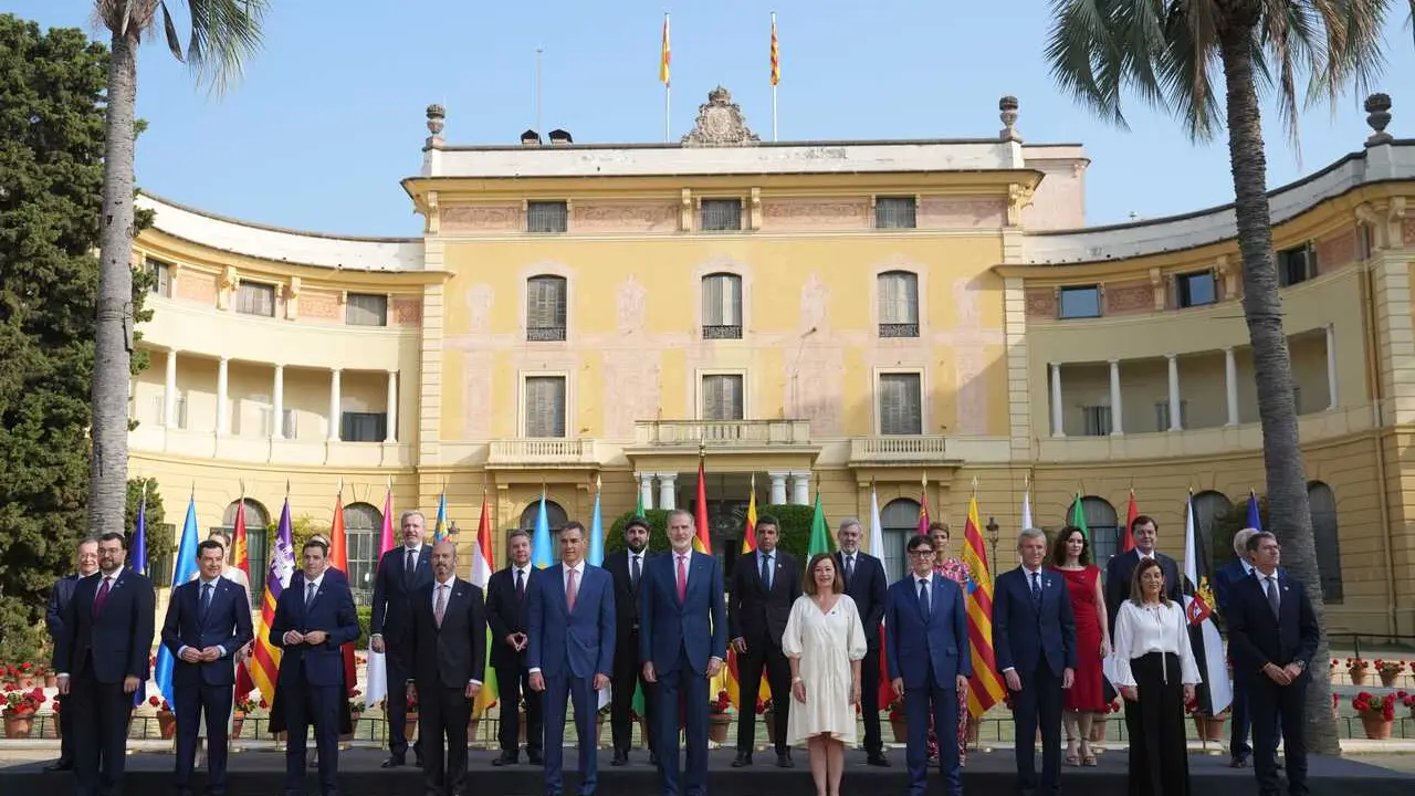 Archivo - Foto de familia de la XXVII Conferencia de Presidentes, presidida por el Rey, el presidente Pedro S&aacute;nchez, y el presidente de la Generalitat, Salvador Illa, en el Palau de Pedralbes de Barcelona.