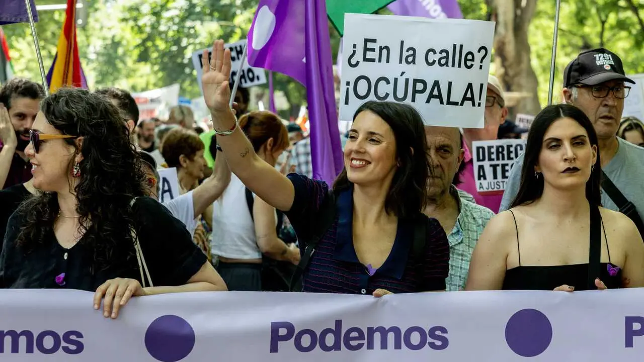 La secretaria pol&iacute;tica de Podemos y eurodiputada, Irene Montero (c), durante una manifestaci&oacute;n en defensa del derecho al acceso a la vivienda, a 24 de mayo de 2026, Madrid (Espa&ntilde;a). La movilizaci&oacute;n, convocada por el Sindicato de Inquilinas e Inquilinos de