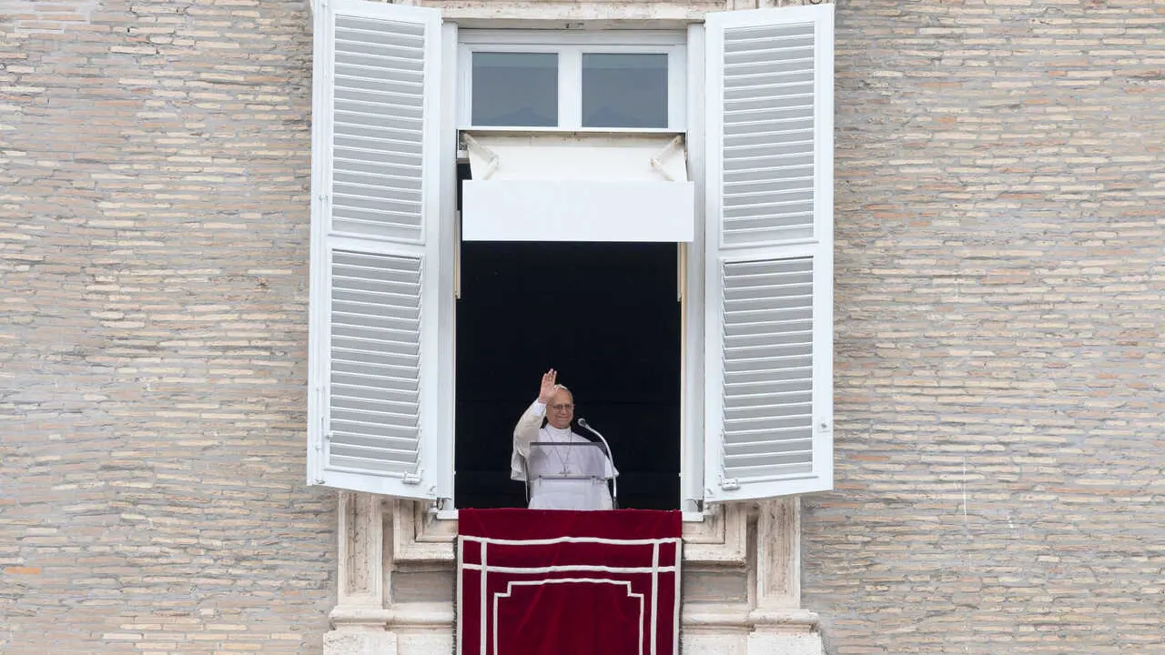 El Papa en el balc&oacute;n de la plaza de San Pedro en el Vaticano a 10 de mayo de 2026.