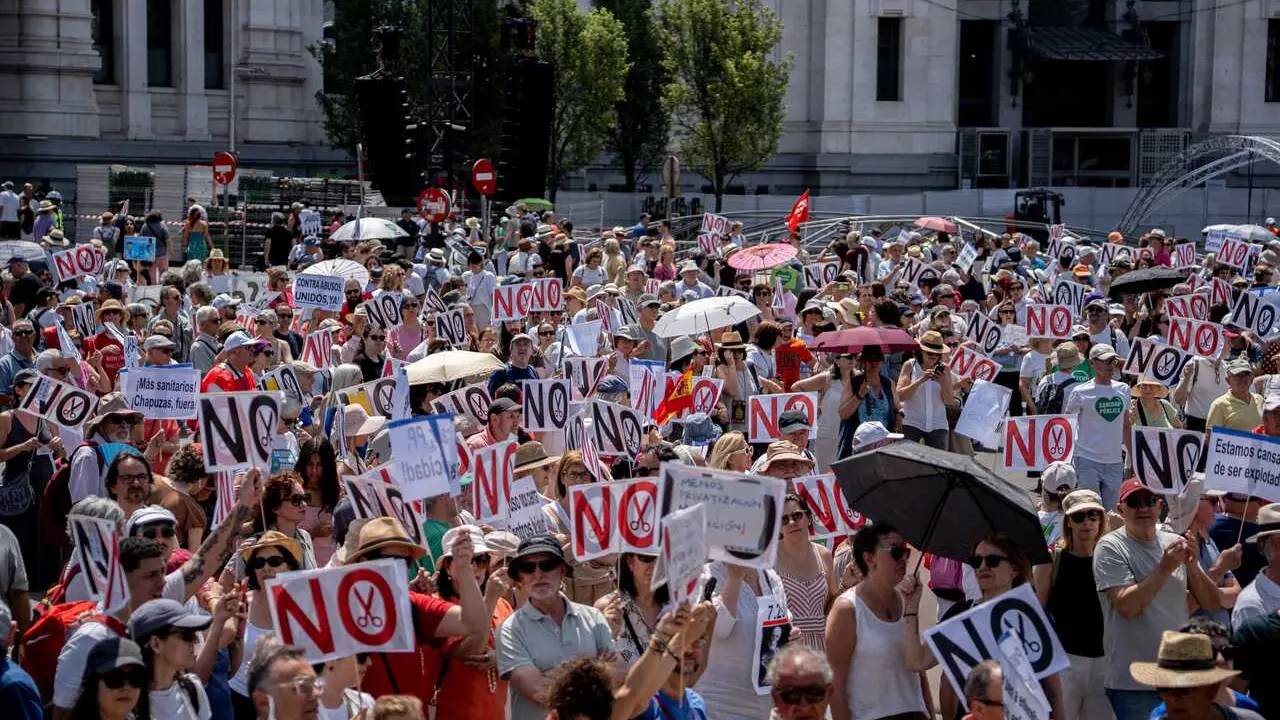 Numerosas personas participan en una manifestaci&oacute;n por la sanidad p&uacute;blica y para denunciar el desmantelamiento del sistema sanitario p&uacute;blico por parte del gobierno de Isabel D&iacute;az Ayuso, a 31 de mayo de 2026, en Madrid (Espa&ntilde;a).