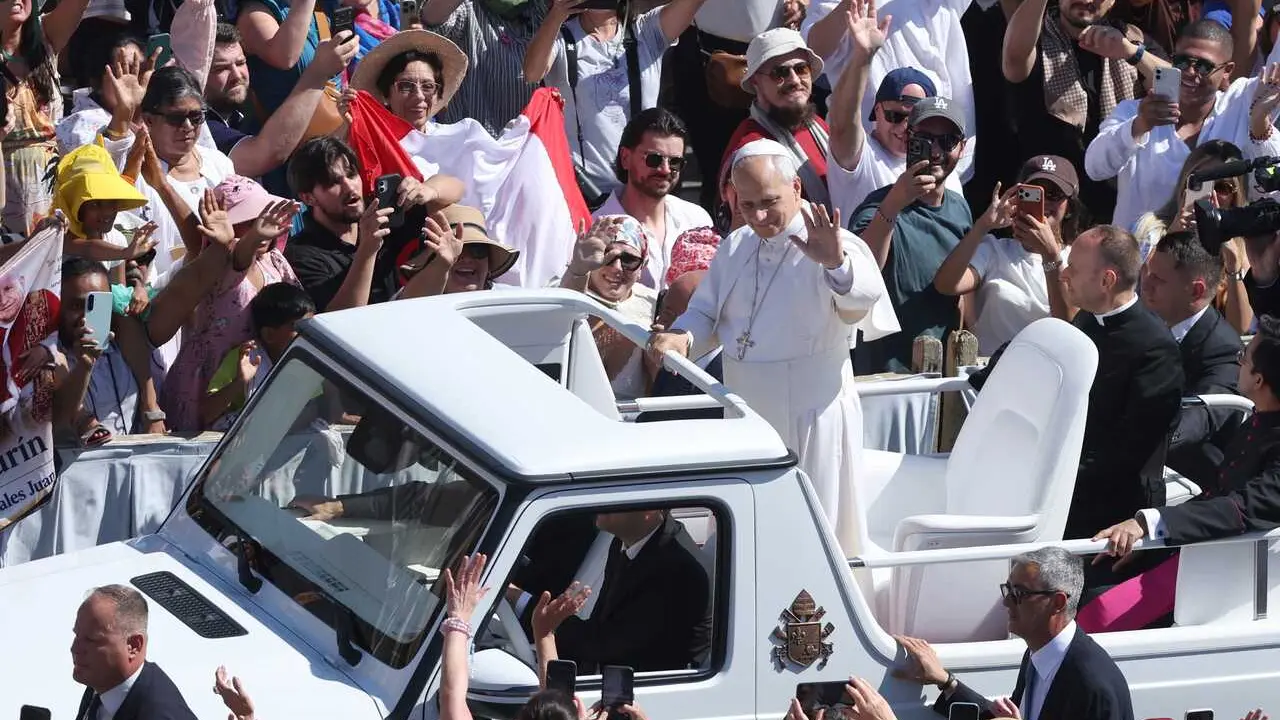 IPA85104532 - Vatican City - Italy, May 27, 2026: The pontiff's greeting to the faithful gathered in the square on the Popemobile. Pope Leo XIV presides over Wednesday General Audience in St. Peter's Square This morning thousands of faithful and pilgrims from around the world gathered in St. Peter's Square to participate in the Wednesday General Audience with Pope Leo XIV. It was a time of prayer, listening and communion that filled the square with hope, reflection and joy.