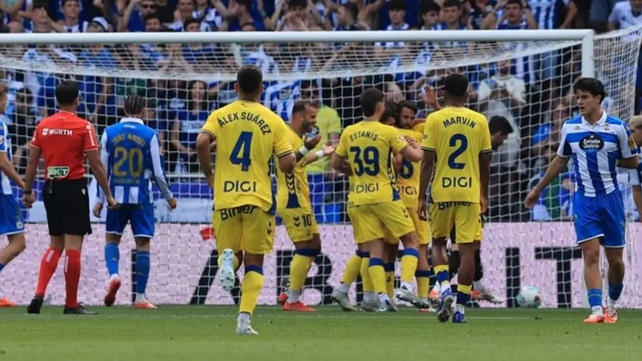 Las Palmas celebrando su gol ante el Deportivo