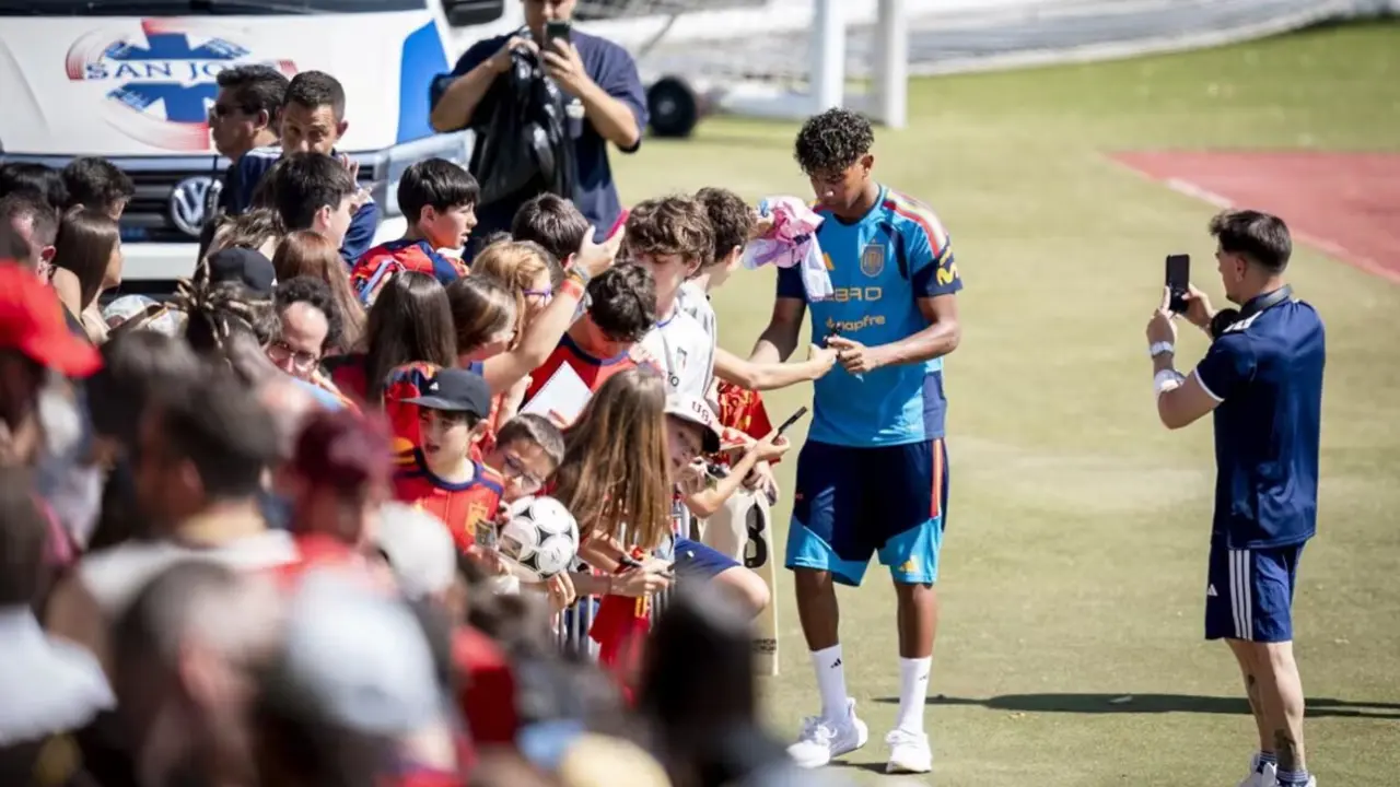 Lamine Yamal en la concentraci&oacute;n de la selecci&oacute;n