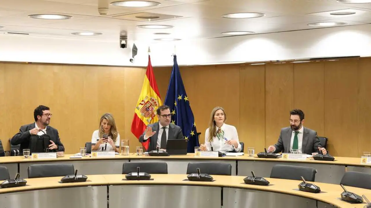 (i-d) El vicepresidente primero y ministro de Econom&iacute;a, Carlos Cuerpo, la vicepresidenta segunda y ministra de Trabajo, Yolanda D&iacute;az, y la vicepresidenta tercera y ministra para la Transici&oacute;n Ecol&oacute;gica y Reto Demogr&aacute;fico, Sara Aagesen, durante una reuni&oacute;n