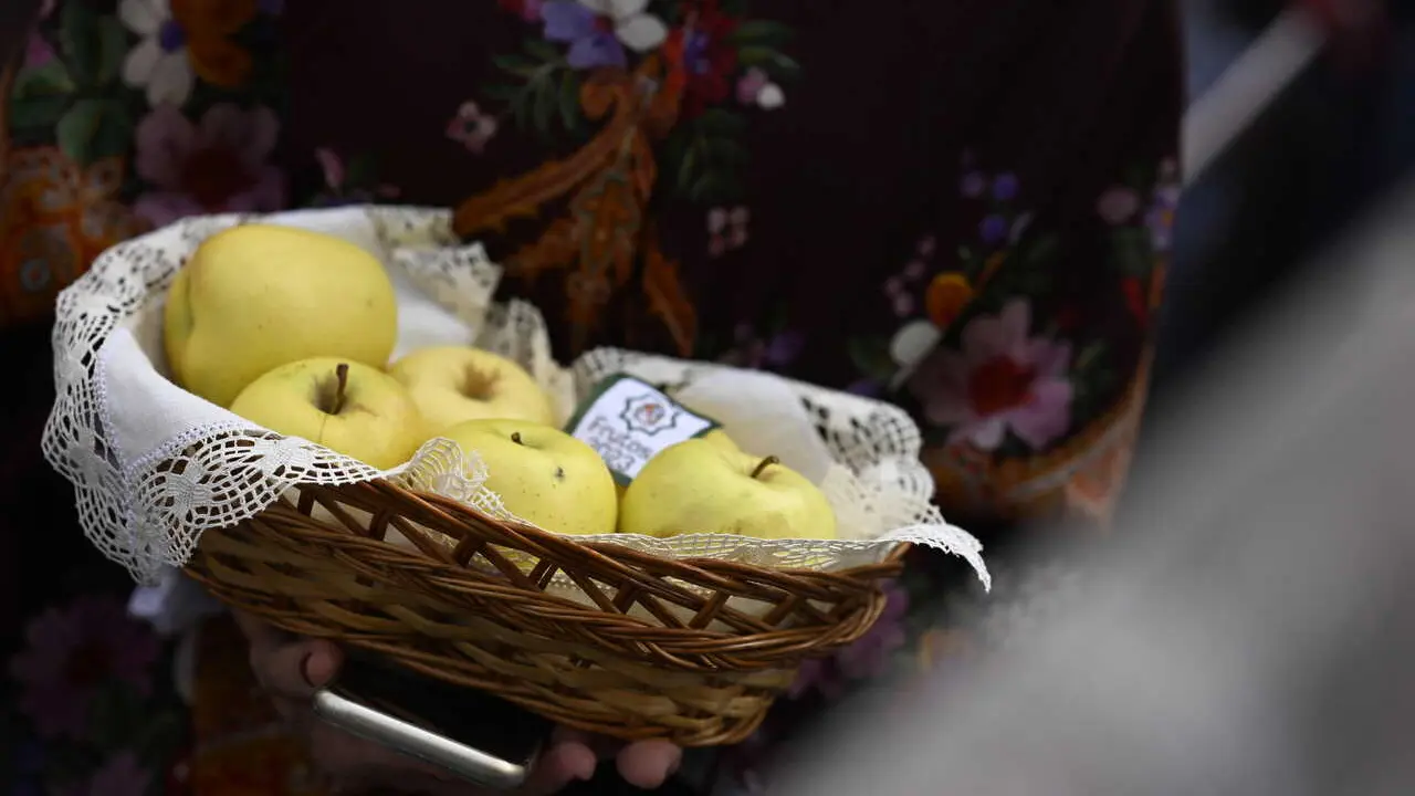 Archivo - Una cesta de manzanas 