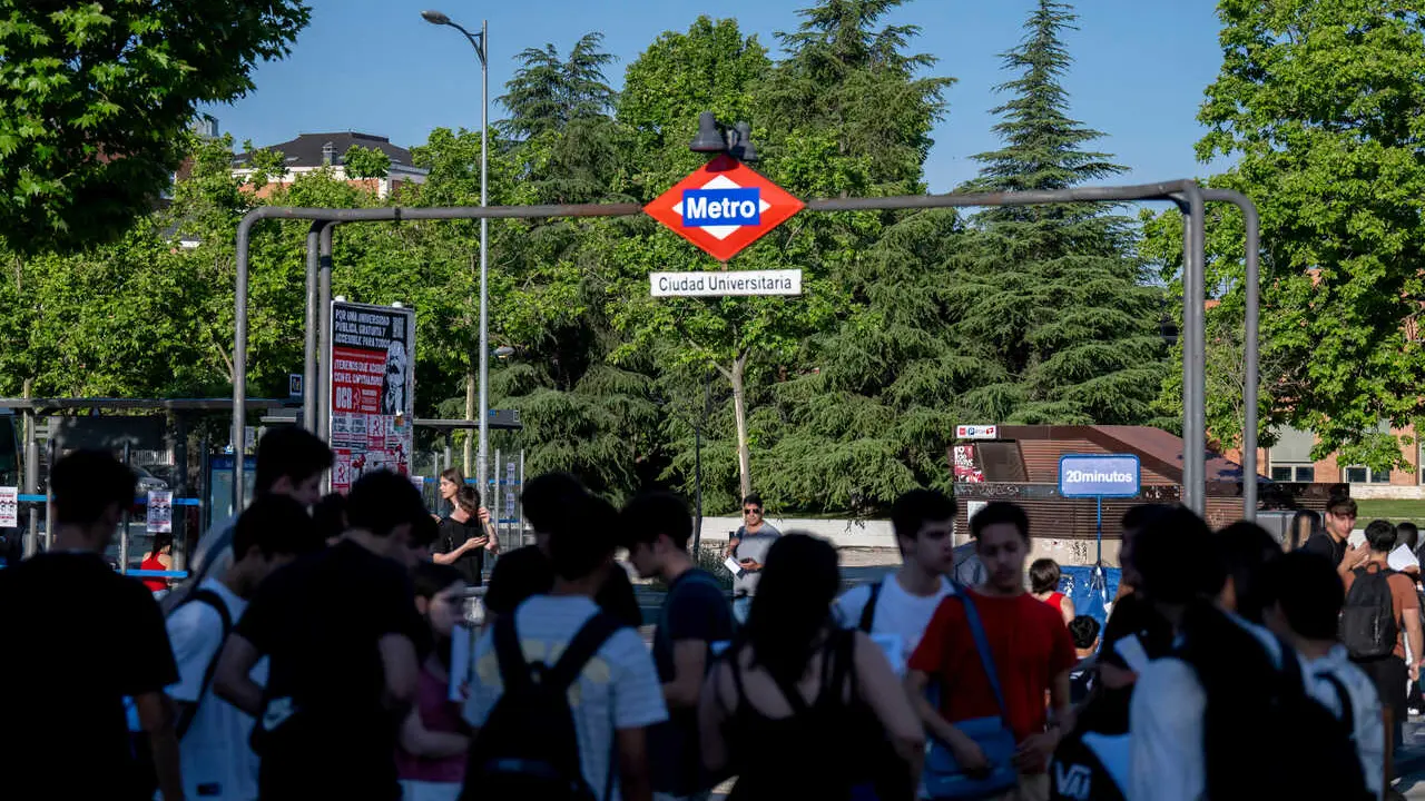 Alumnos llegan a la parada de Metro de Ciudad Universitaria para comenzar el primer examen de la PAU 2026, , a 1 de junio de 2026, en Madrid (Espa&ntilde;a). La Prueba de Acceso a la Universidad (PAU) del curso 2025/26 comienza hoy en la Comunidad de Madrid con 