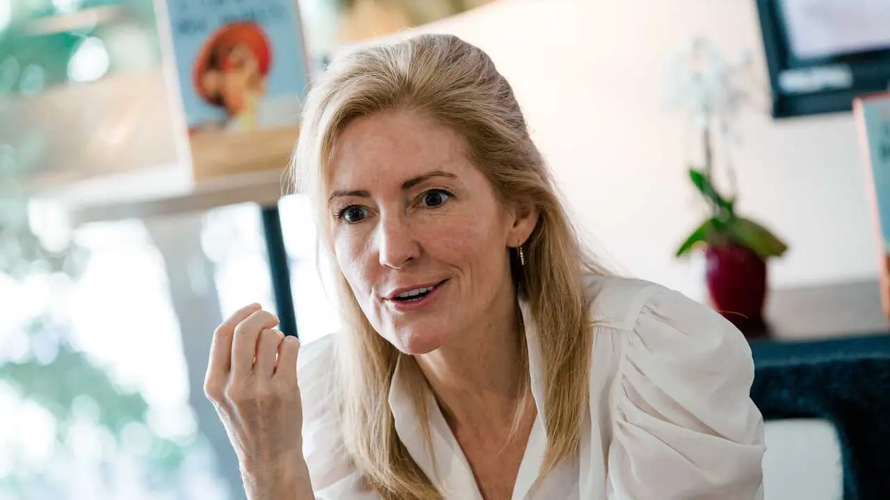 La escritora estadounidense Kathryn Stockett durante una rueda de prensa, en el Hotel H10 Puerta de Alcal&aacute;, a 1 de junio de 2026, en Madrid (Espa&ntilde;a)