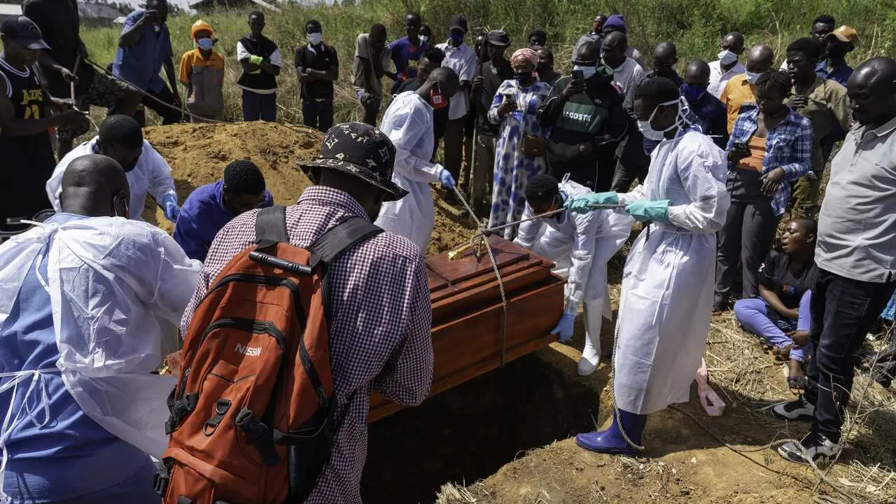 Personal m&eacute;dico entierra a una de las v&iacute;ctimas del brote de &eacute;bola en Bunia (Rep&uacute;blica Democr&aacute;tica del Congo).