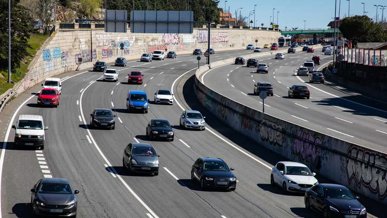 Archivo - Decenas de veh&iacute;culos durante la operaci&oacute;n salida por las vacaciones de Semana Santa, en la A-6, a 27 de marzo de 2026, en Madrid (Espa&ntilde;a). La Direcci&oacute;n General de Tr&aacute;fico ha activado un dispositivo especial de regulaci&oacute;n, vigilancia y asistencia