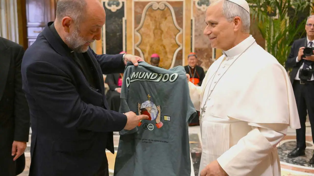El Papa recibe la camiseta conmemorativa del centenario del Domund