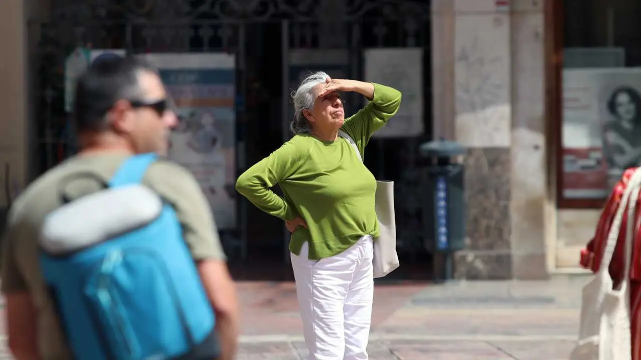 Archivo - Viandantes soportan las altas temperaturas por las calles de M&aacute;laga, A 7 de agosto de 2025 en M&aacute;laga, Andaluc&iacute;a (Espa&ntilde;a).