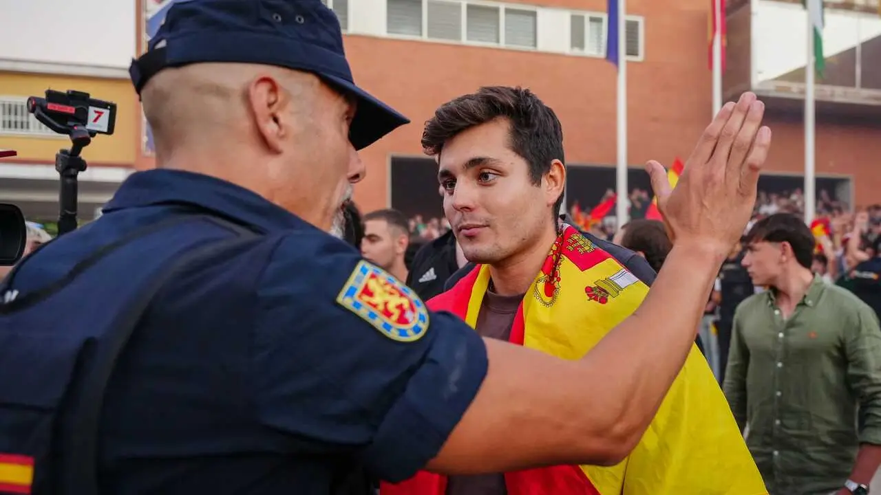 Archivo - El 'influencer' pol&iacute;tico Vito Quiles, ante un polic&iacute;a en una concentraci&oacute;n convocada bajo el lema 'Espa&ntilde;a combativa' en la Universidad Pablo Olavide de Sevilla (UPO)