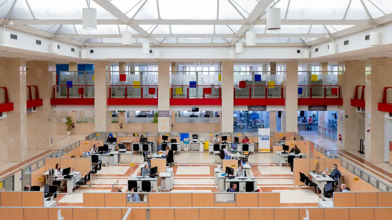 Archivo - Interior de las oficinas de la Administraci&oacute;n de la Agencia Tributaria de Madrid-Guzm&aacute;n el Bueno. 