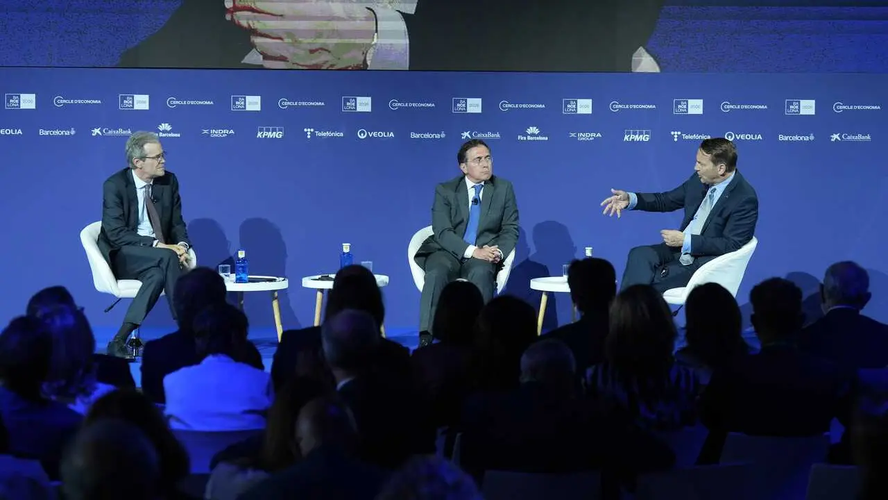 El ministro de Asuntos Exteriores, Uni&oacute;n Europea y Cooperaci&oacute;n, Jos&eacute; Manuel Albares (c), y el viceprimer ministro de Polonia, Radoslaw Sikorski (d), durante la celebraci&oacute;n del di&aacute;logo titulado 'Europa: &iquest;Somos capaces de ponernos de acuerdo?',  en el Palau