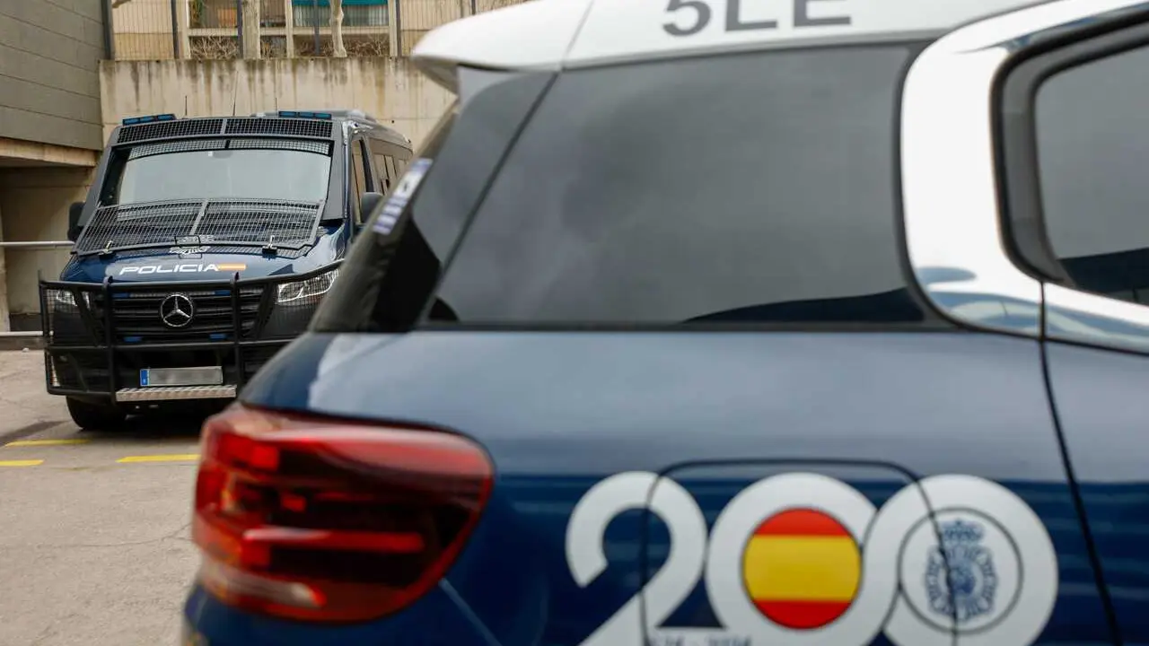 Archivo - Veh&iacute;culos de la Polic&iacute;a Nacional, a 19 de febrero de 2026, en Barcelona, Catalunya (Espa&ntilde;a).