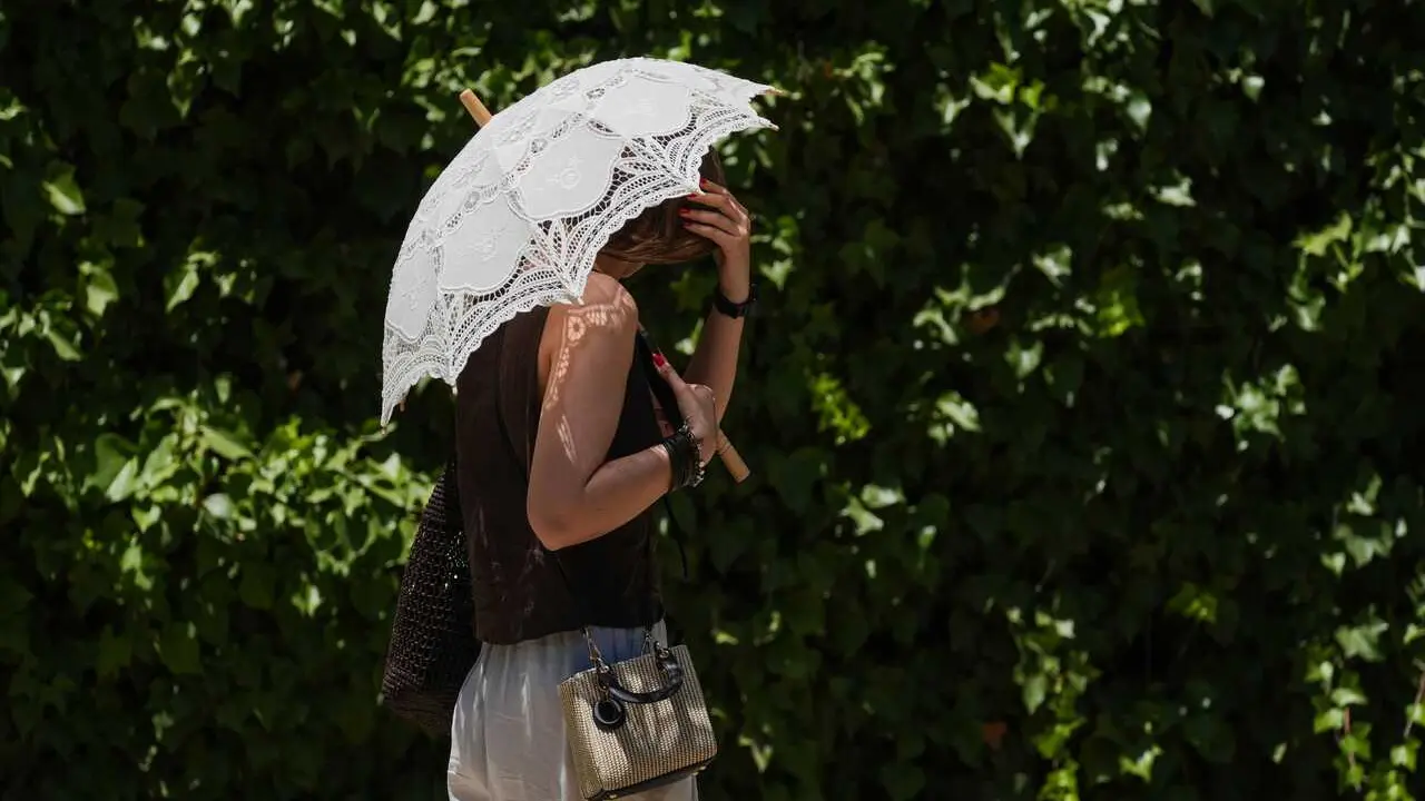 Turistas se protegen del calor por las calles de Sevilla. A 27 de mayo de 2026 en Sevilla, Andaluc&iacute;a (Espa&ntilde;a).