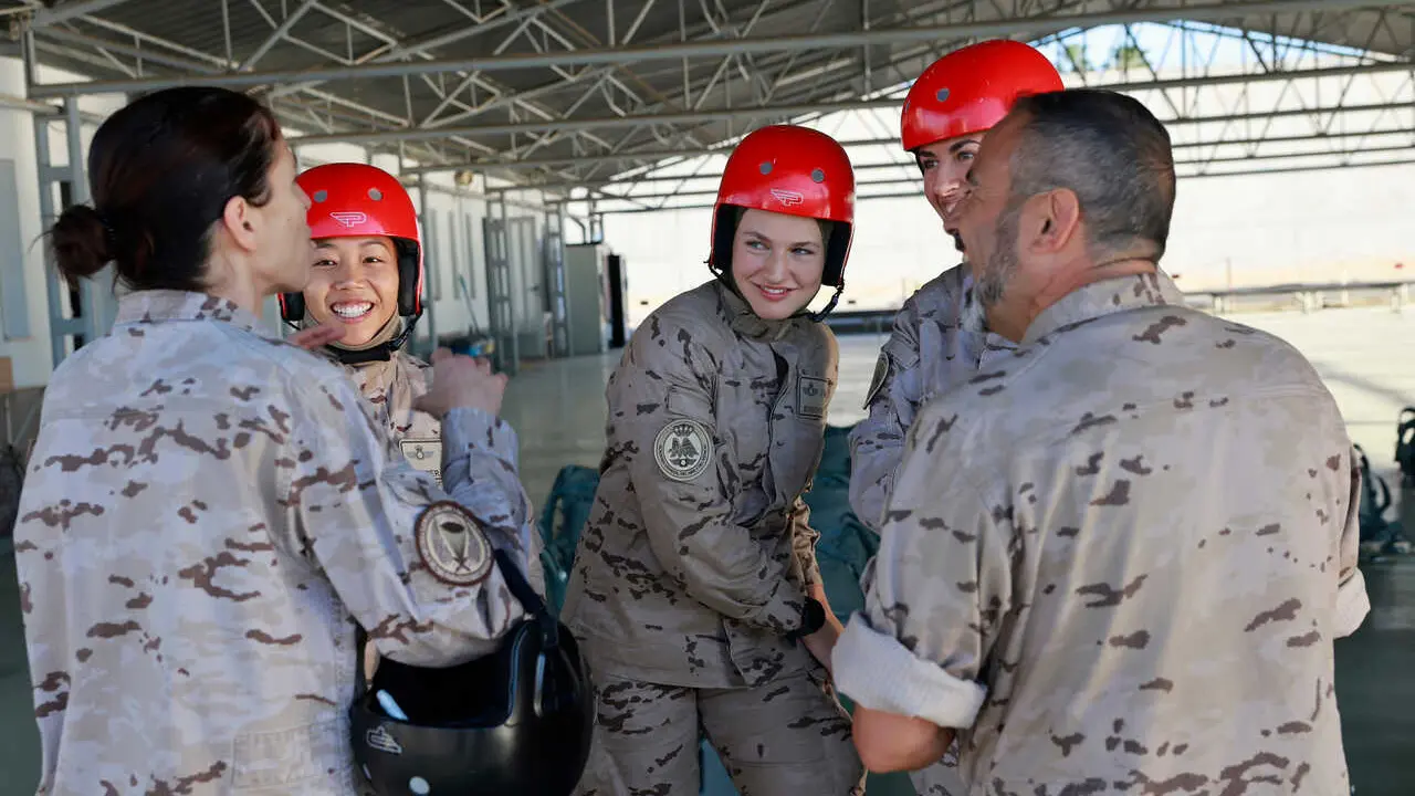La Princesa Leonor concluye su formaci&oacute;n en paracaidismo en la base a&eacute;rea de Alcantarilla (Murcia)