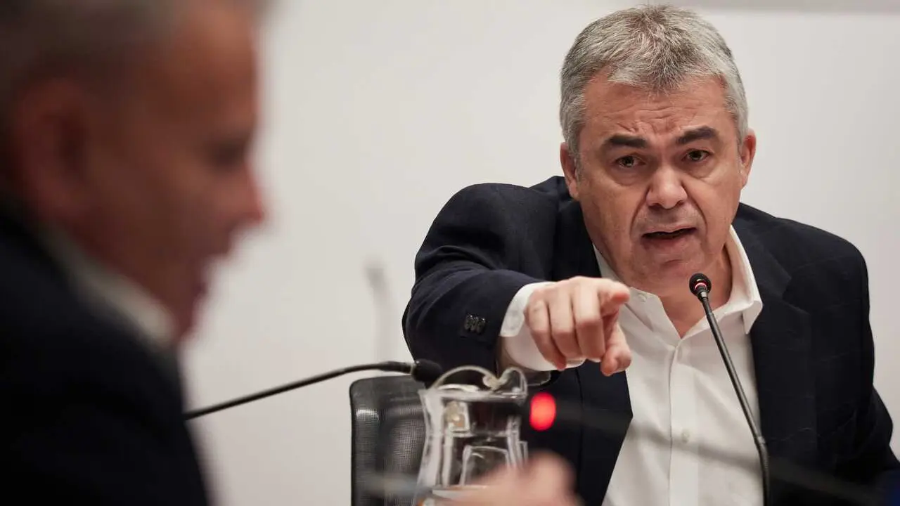 Archivo - El exsecretario de organizaci&oacute;n del PSOE Santos Cerd&aacute;n comparece en la Comisi&oacute;n de Investigaci&oacute;n sobre adjudicaciones p&uacute;blicas del Parlamento de Navarra, a 11 de febrero de 2026, en Pamplona, Navarra (Espa&ntilde;a).