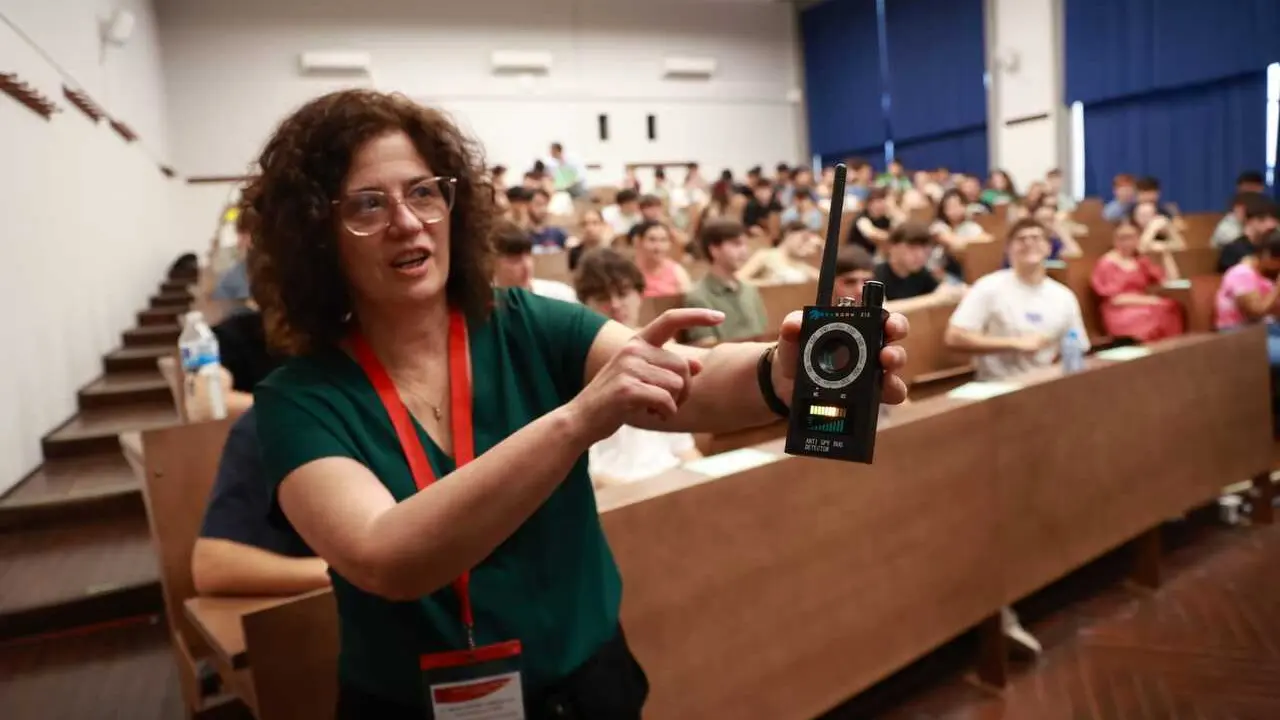 Una profesora muestra los detectores de dispositivos electr&oacute;nicos para evitar copiar en la PAU de 2026.