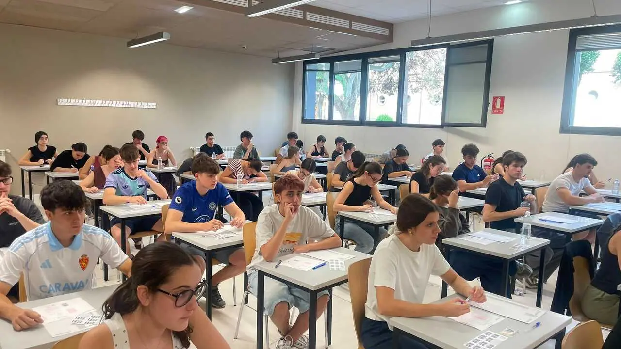 Estudiantes minutos antes de la PAU 2026 en la Facultad de Educaci&oacute;n de la Universidad de Zaragoza.