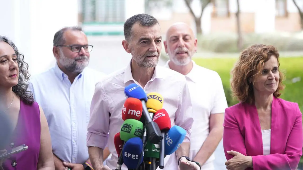 El coordinador federal de IU y candidato de Por Andaluc&iacute;a en las elecciones del 17M, Antonio Ma&iacute;llo, atiende a los medios.