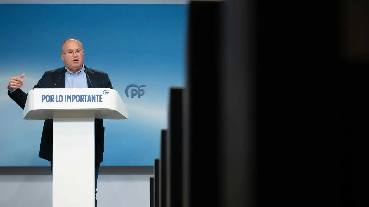 El secretario general del PP, Miguel Tellado, durante una rueda de prensa tras el seguimiento de la noche electoral desde la sede nacional del Partido Popular, a 17 de mayo de 2026, en Madrid (Espa&ntilde;a). 