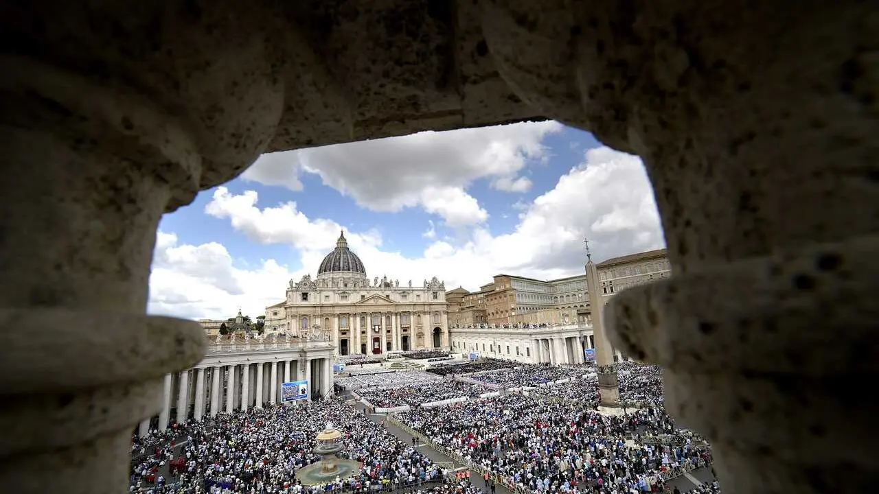 Archivo - Miles de personas durante la misa de inicio de Pontificado del Papa Le&oacute;n XIV, en la plaza de San Pedro del Vaticano.