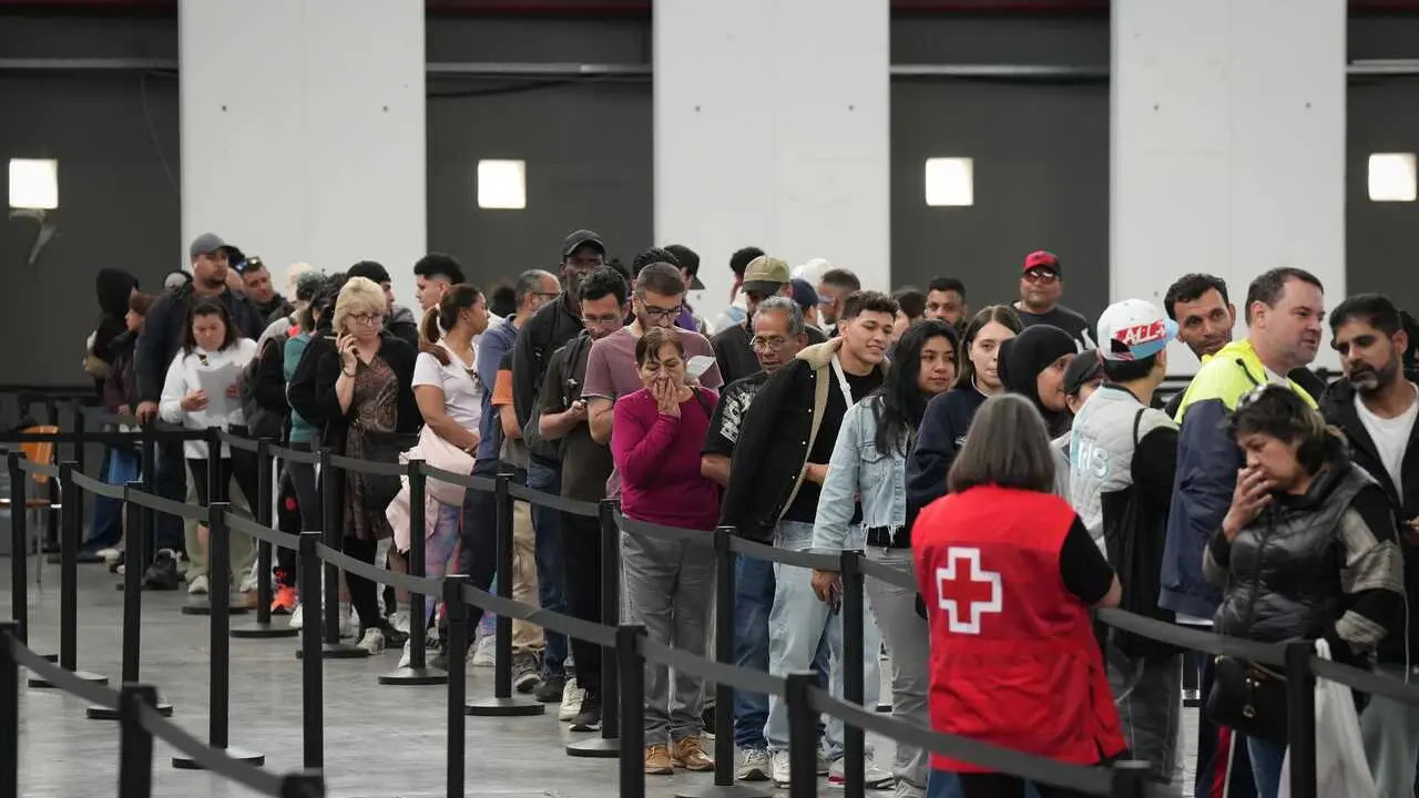Decenas de migrantes hacen cola en el pabell&oacute;n 2 del recinto de Montju&iuml;c de Fira de Barcelona, a 6 de mayo de 2026, en Barcelona, Catalunya (Espa&ntilde;a). 