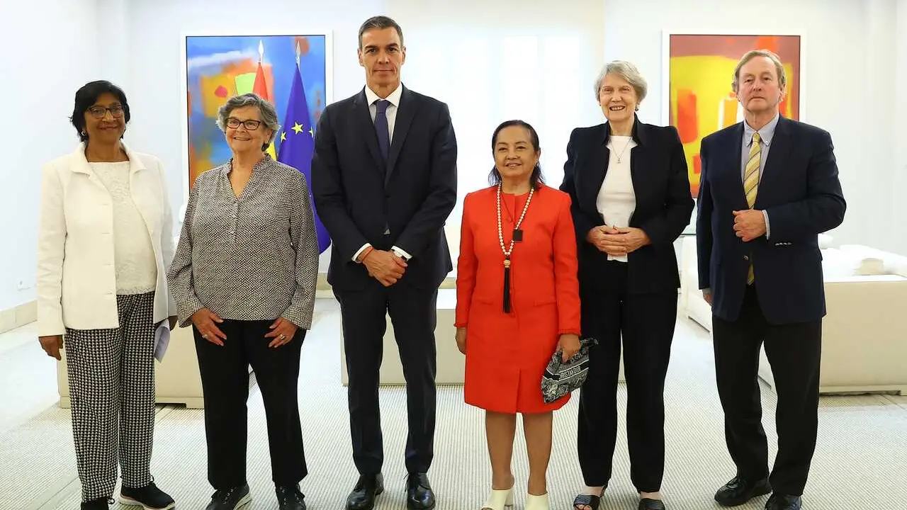 El presidente del Gobierno, Pedro S&aacute;nchez, mantiene un encuentro con representantes de la Comisi&oacute;n Internacional contra la Pena de Muerte, en el Complejo de la Moncloa, a 2 de junio de 2026, en Madrid (Espa&ntilde;a).