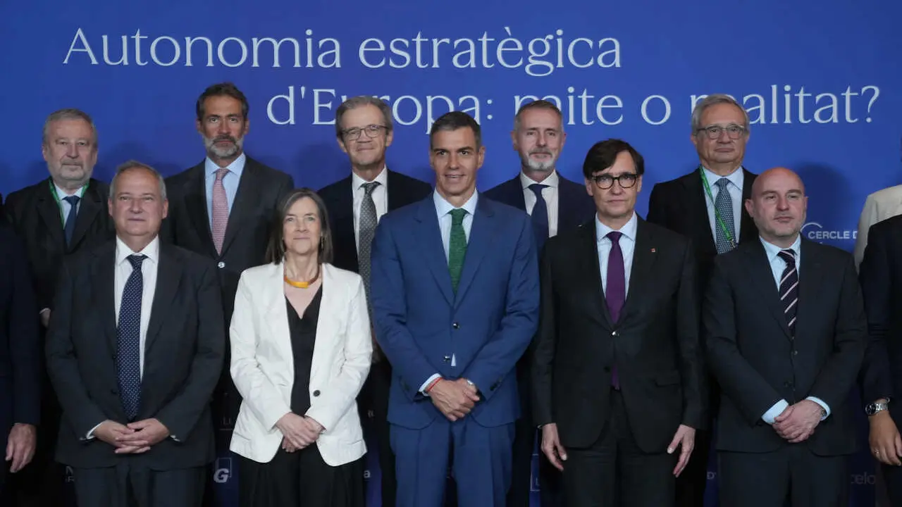 El presidente del Gobierno, Pedro S&aacute;nchez, el presidente de la Generalitat, Salvador Illa, y la presidenta del Cercle d'Economia, Teresa Garc&iacute;a-Mil&agrave;, en la foto de familia de la 41 Reuni&oacute; Cercle d'Economia, en el Palau de Congressos de Catalunya