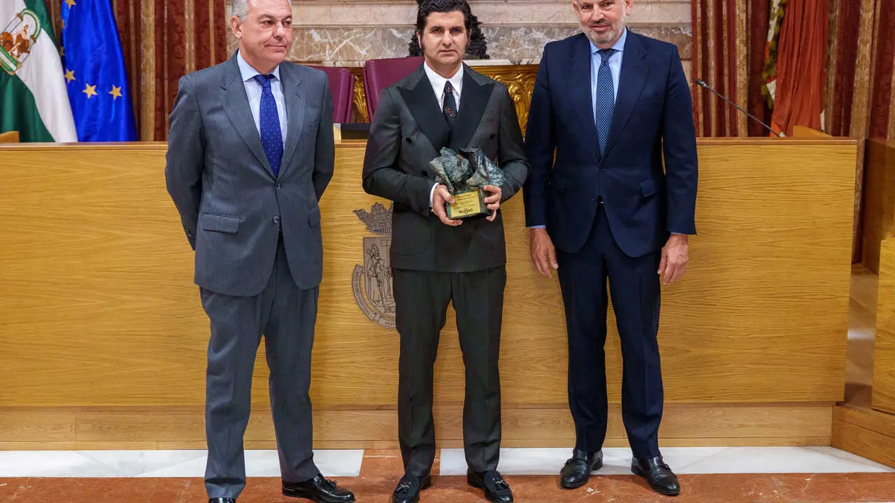 Entrega a Morante de la Puebla del X Premio Taurino del Ayuntamiento de Sevilla