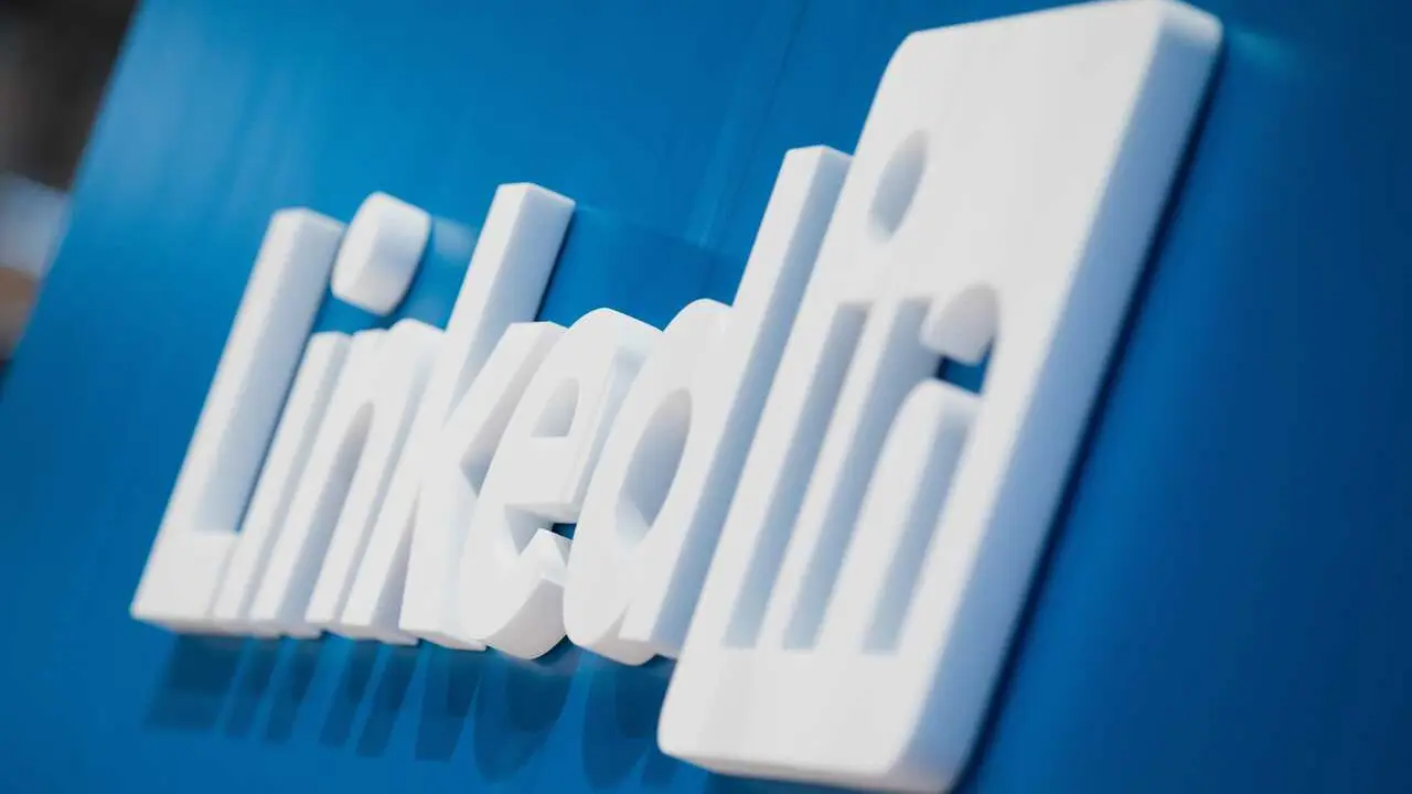 Archivo - FILED - 13 September 2017, North Rhine-Westphalia, Cologne: The LinkedIn logo can be seen at the dmexco digital trade fair in Cologne. Photo: picture alliance / Rolf Vennenbernd/dpa