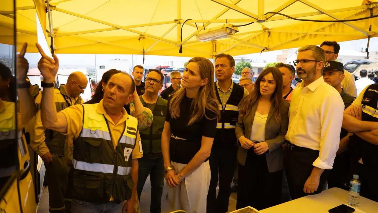 La ministra para la Transici&oacute;n Ecol&oacute;gica y el Reto Demogr&aacute;fico, Sara Aagesen, junto a otras autoridades, en el puesto de mandado avanzado del incendio forestal declarado en la pedan&iacute;a murciana de Los Garres