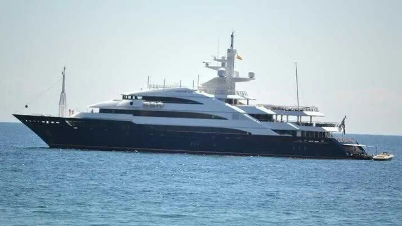 Archivo - Yate de un empresario hind&uacute; lujo crucero Marbella 