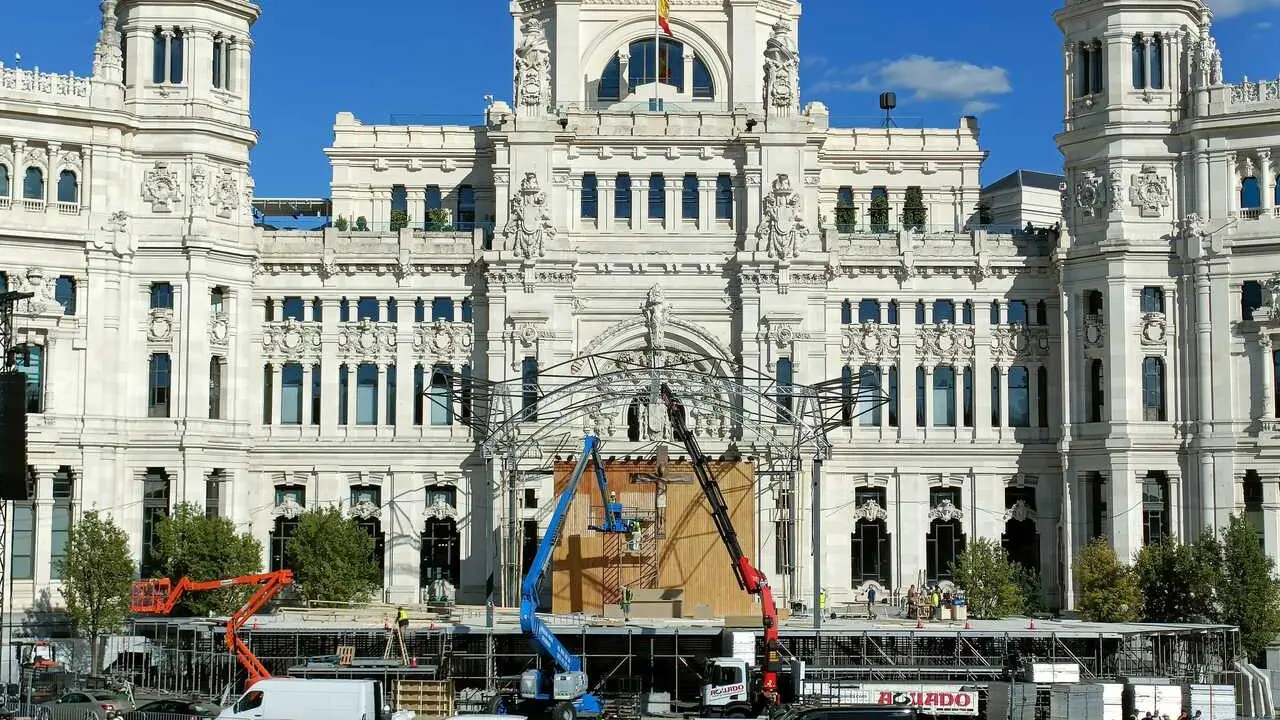 La Plaza de Cibeles se prepara para acoger la Misa del Corpus presidida por el Papa Le&oacute;n XIV.