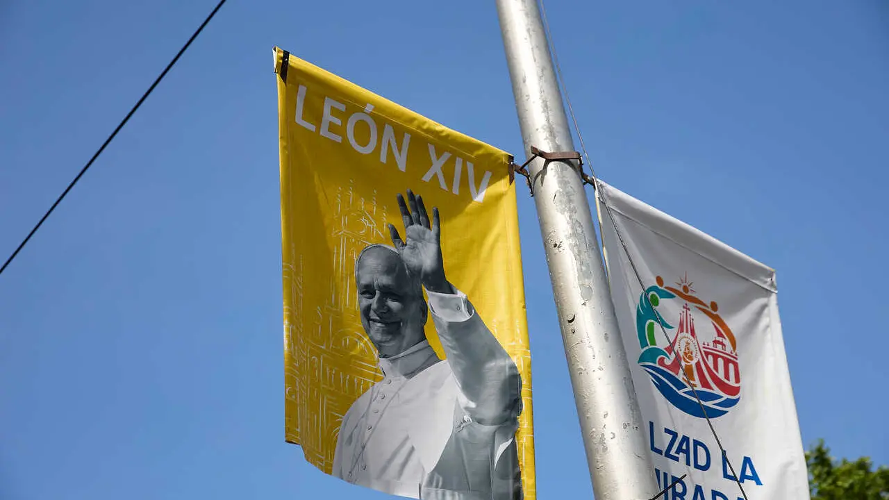 Un cartel colocado en Madrid por la visita del Papa Le&oacute;n XIV a Espa&ntilde;a.