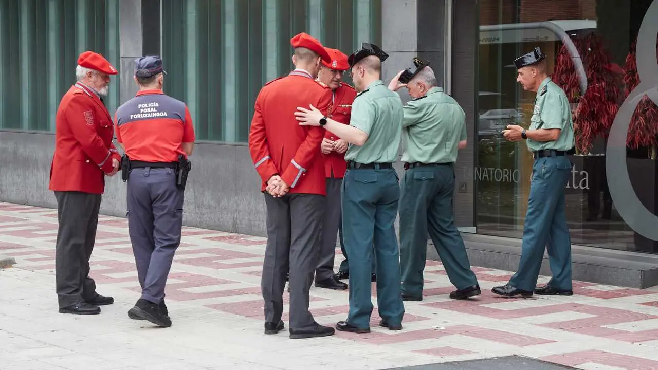 Agentes de la Polic&iacute;a Foral y de la Guardia Civil, en el tanatorio San Alberto de Pamplona, con motivo del fallecimiento de cinco agentes de la Polic&iacute;a Foral en un accidente de tr&aacute;fico.