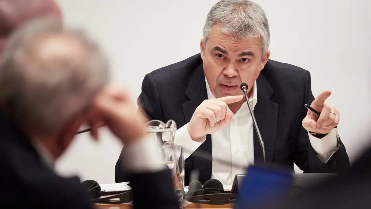 Archivo - El exsecretario de organizaci&oacute;n del PSOE Santos Cerd&aacute;n comparece en la Comisi&oacute;n de Investigaci&oacute;n sobre adjudicaciones p&uacute;blicas del Parlamento de Navarra, a 11 de febrero de 2026, en Pamplona, Navarra (Espa&ntilde;a). 