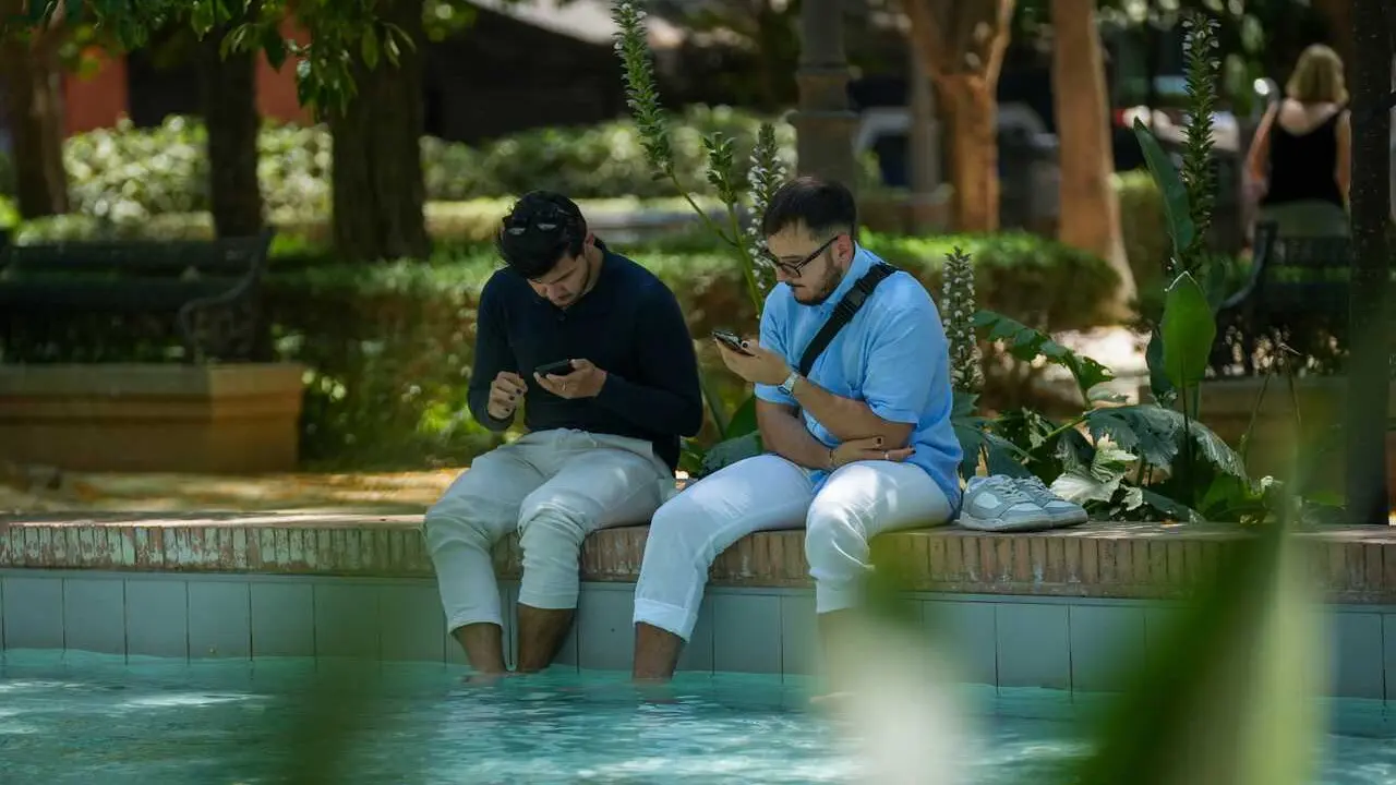 En pleno mayo, turistas recorren las calles de Sevilla buscando sombra y agua. A 27 de mayo de 2026 en Sevilla, Andaluc&iacute;a (Espa&ntilde;a).
